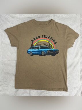 Brisco Brands Juniors Women’s “Road Tripping” graphic T-shirt size M tan